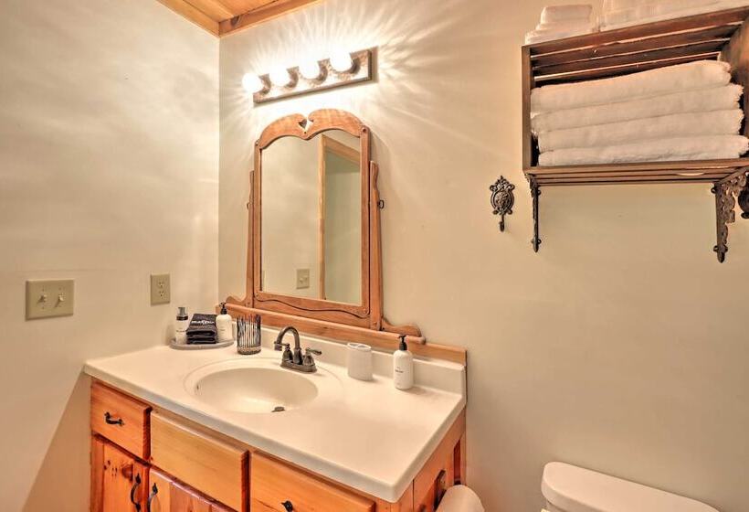 Murphy Family Cabin W/ Fire Pit & Forest Views!