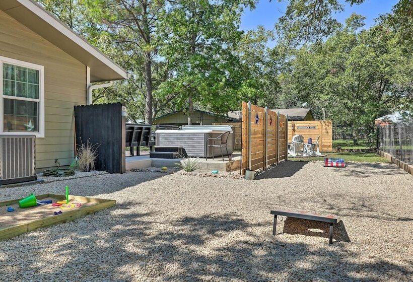 Cozy Retreat W/ Hot Tub & Fire Pit: Close To Main!