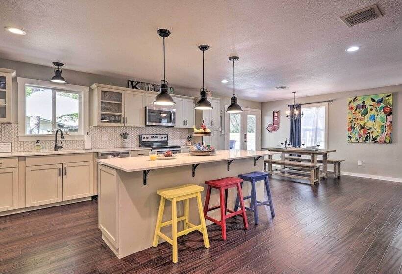 Cozy Retreat W/ Hot Tub & Fire Pit: Close To Main!