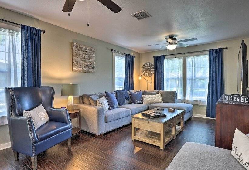 Cozy Retreat W/ Hot Tub & Fire Pit: Close To Main!