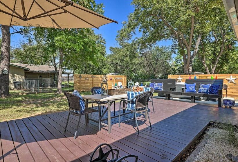 Cozy Retreat W/ Hot Tub & Fire Pit: Close To Main!