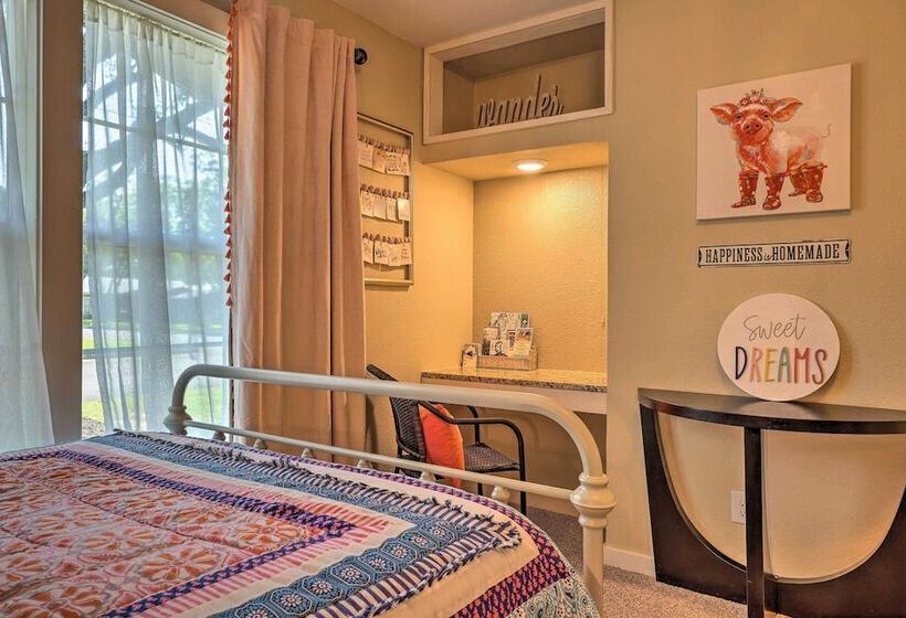 Cozy Retreat W/ Hot Tub & Fire Pit: Close To Main!