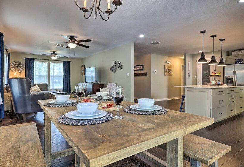 Cozy Retreat W/ Hot Tub & Fire Pit: Close To Main!