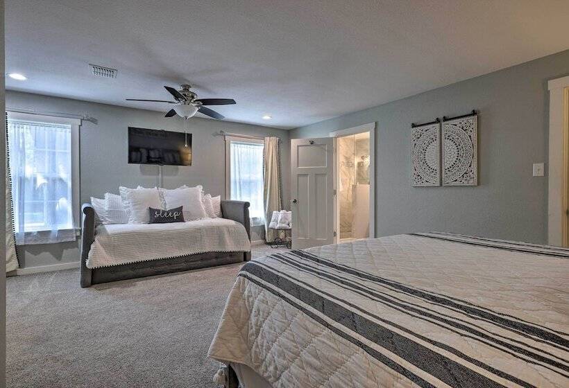 Cozy Retreat W/ Hot Tub & Fire Pit: Close To Main!