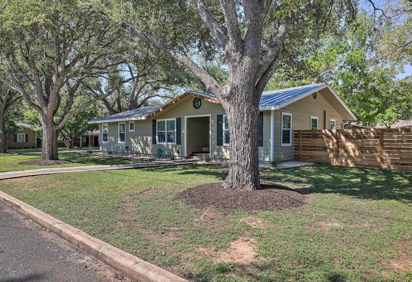 Cozy Retreat W/ Hot Tub & Fire Pit: Close To Main!