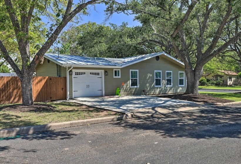 Cozy Retreat W/ Hot Tub & Fire Pit: Close To Main!