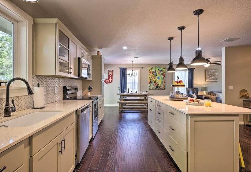 Cozy Retreat W/ Hot Tub & Fire Pit: Close To Main!