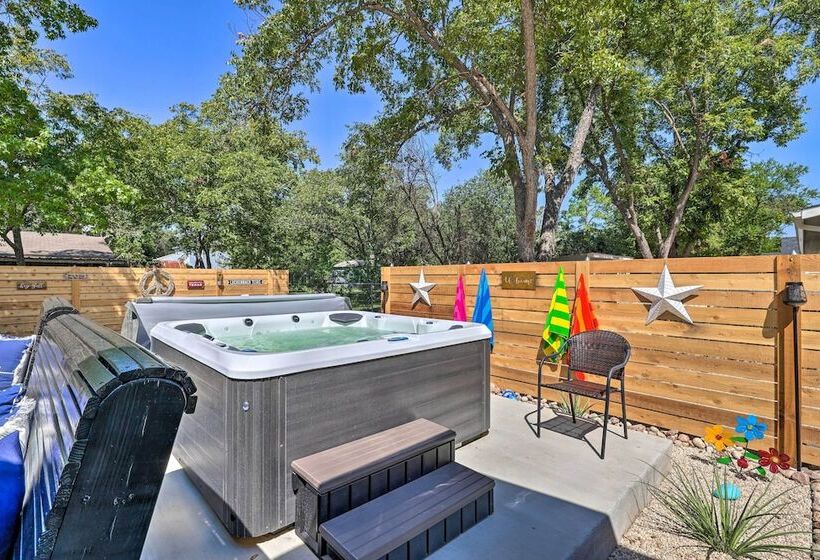 Cozy Retreat W/ Hot Tub & Fire Pit: Close To Main!