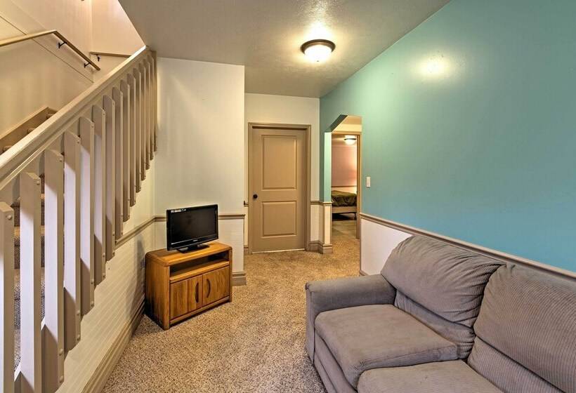 Cozy Union Pier House W/ Hot Tub, Deck & Backyard!