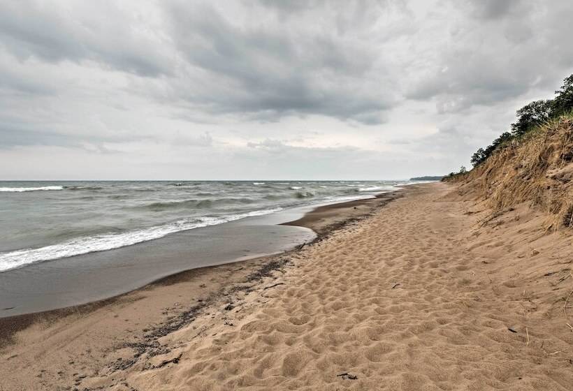 Cozy Union Pier House W/ Hot Tub, Deck & Backyard!