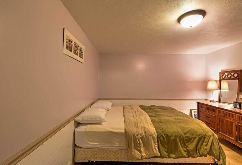 Cozy Union Pier House W/ Hot Tub, Deck & Backyard!