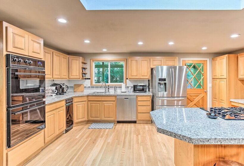 Cozy Washington Escape Near Hiking & Golfing!