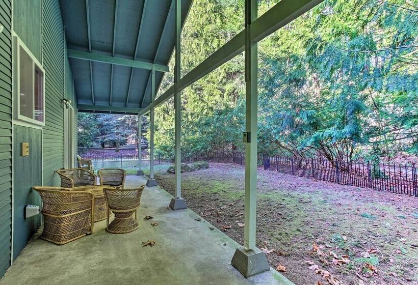 Cozy Washington Escape Near Hiking & Golfing!