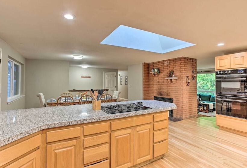 Cozy Washington Escape Near Hiking & Golfing!