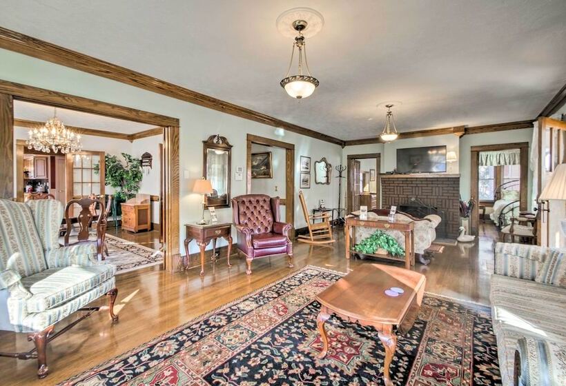 Damascus Home W/fire Pit & Views, Walk To Shops!