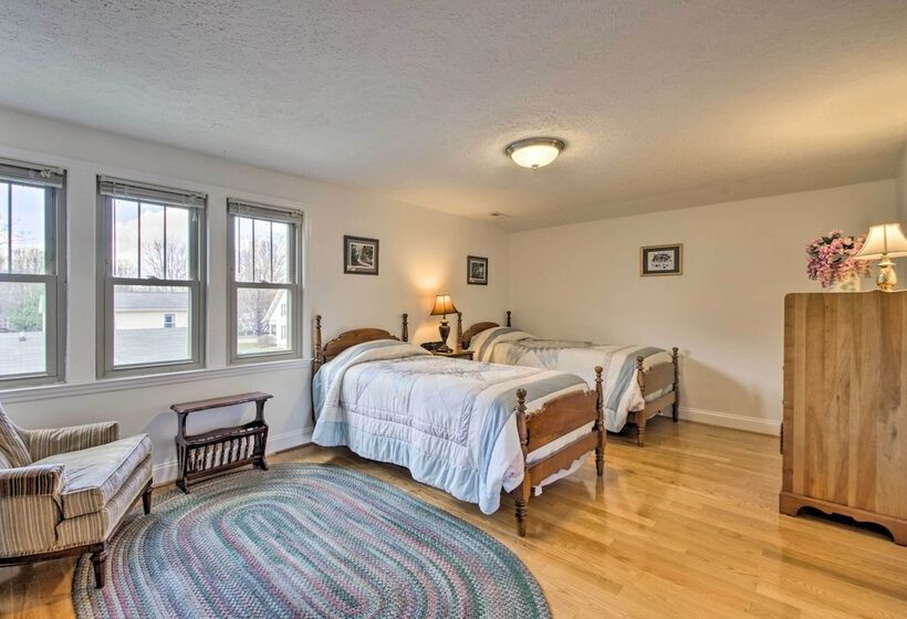 Damascus Home W/fire Pit & Views, Walk To Shops!