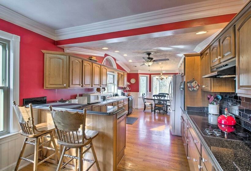 Damascus Home W/fire Pit & Views, Walk To Shops!