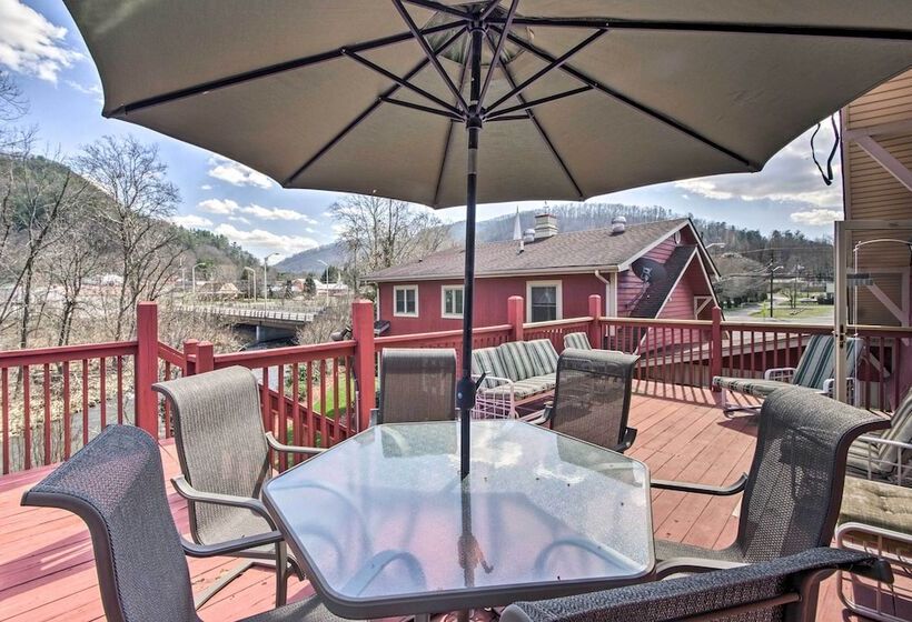 Damascus Home W/fire Pit & Views, Walk To Shops!