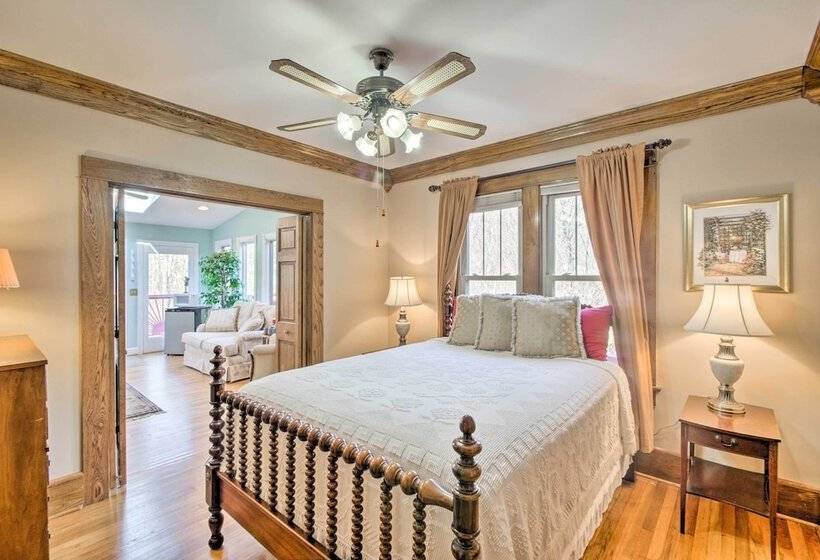 Damascus Home W/fire Pit & Views, Walk To Shops!