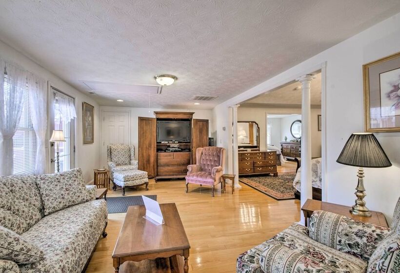 Damascus Home W/fire Pit & Views, Walk To Shops!