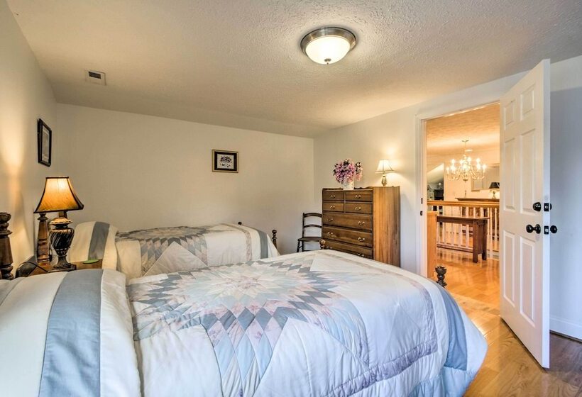 Damascus Home W/fire Pit & Views, Walk To Shops!