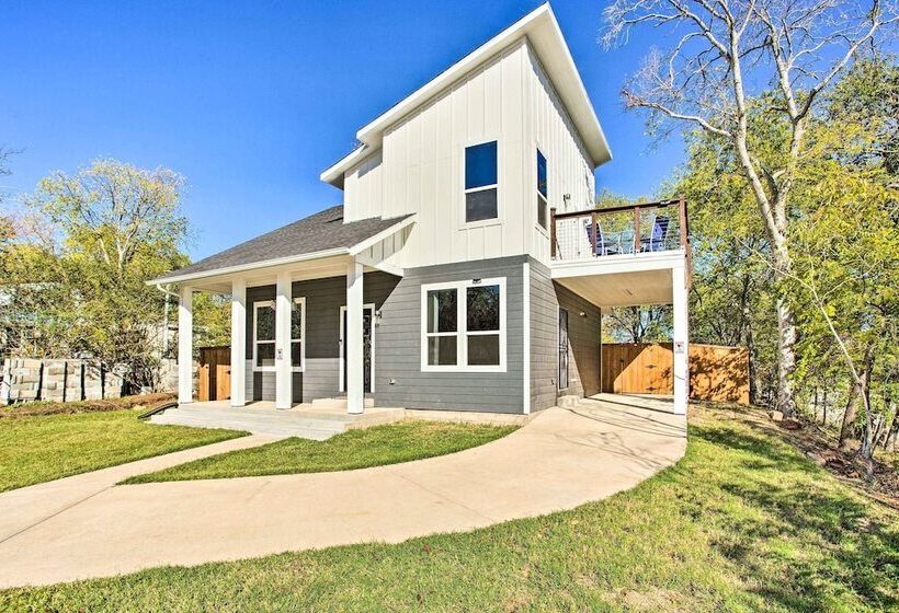 Denison Home W/ Balcony: Walk To Downtown!