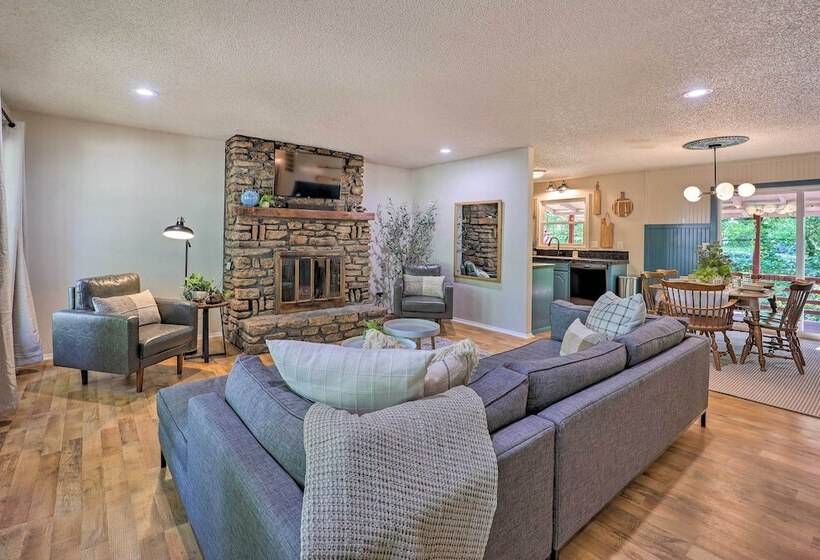 Dog Friendly Bella Vista Home W/ Grill + Deck