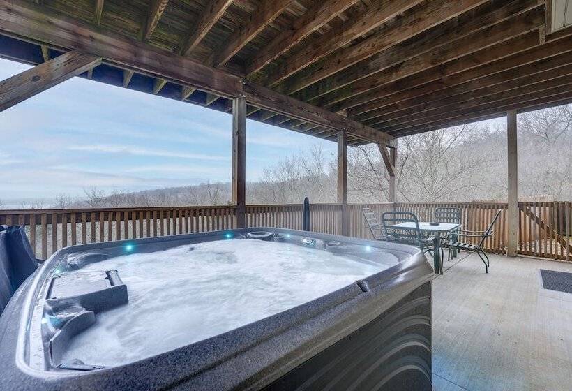 Pet Friendly Branson West Lodge W/ Hot Tub!
