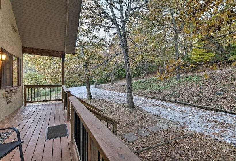 Pet Friendly Branson West Lodge W/ Hot Tub!