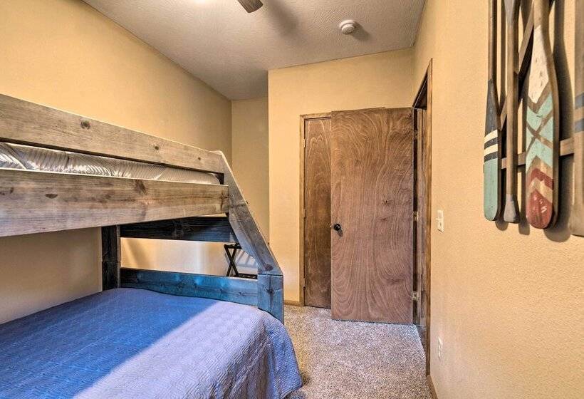 Pet Friendly Branson West Lodge W/ Hot Tub!