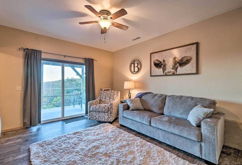 Pet Friendly Branson West Lodge W/ Hot Tub!