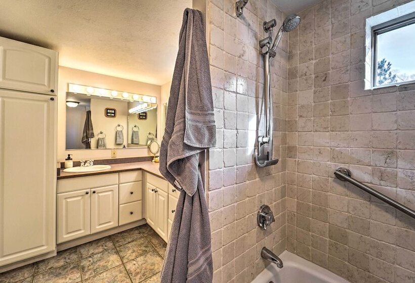 Dolores Ranch Cabin W/ Hot Tub & 1 Acre Yard!