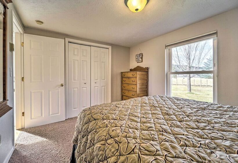 Dolores Ranch Cabin W/ Hot Tub & 1 Acre Yard!