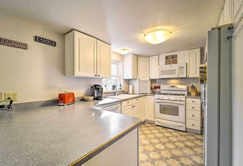 Dolores Ranch Cabin W/ Hot Tub & 1 Acre Yard!