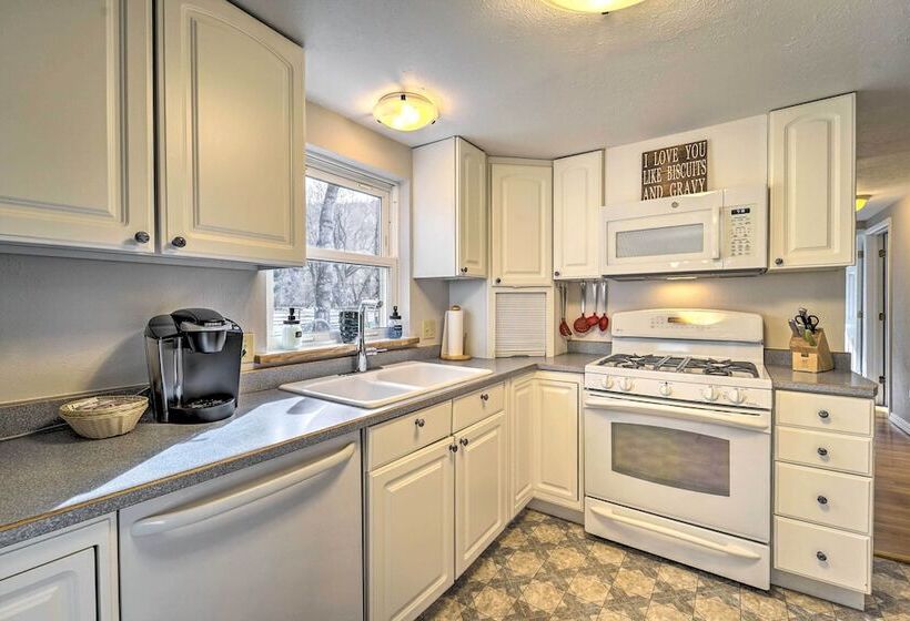 Dolores Ranch Cabin W/ Hot Tub & 1 Acre Yard!