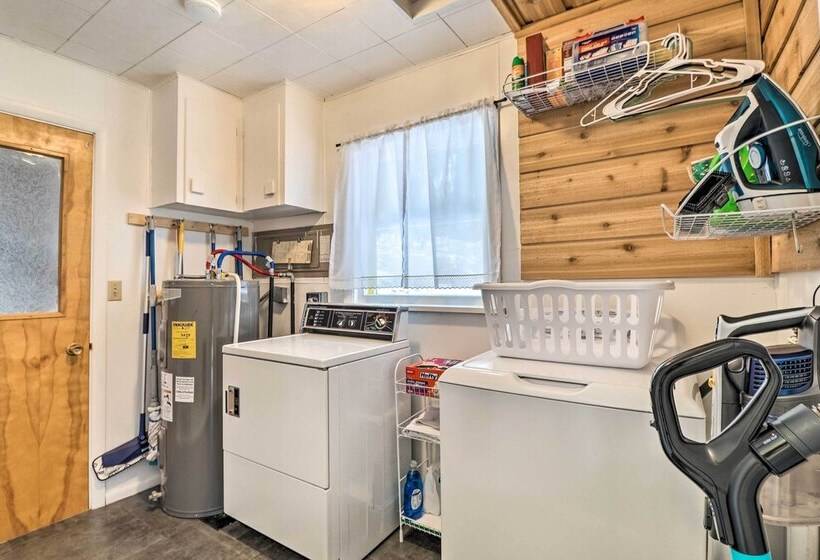 Downtown Bigfork Home W/ Fire Pit, Walk To Harbor!