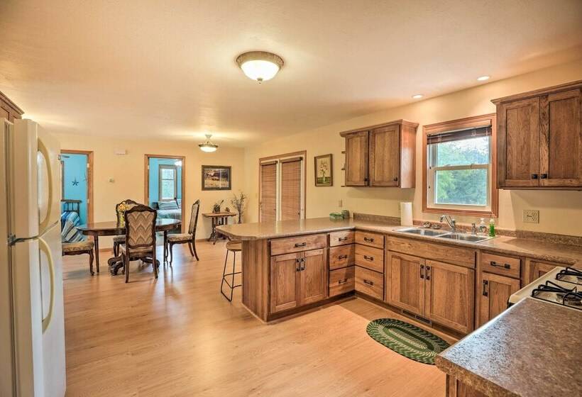 Eagles View  W/ Game Room   Walk To River!