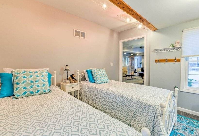 Elegant Stone Cottage: Steps To Crystal Lake Beach