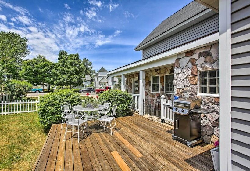 Elegant Stone Cottage: Steps To Crystal Lake Beach