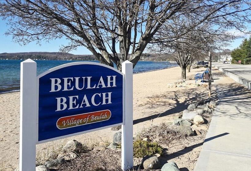 Elegant Stone Cottage: Steps To Crystal Lake Beach