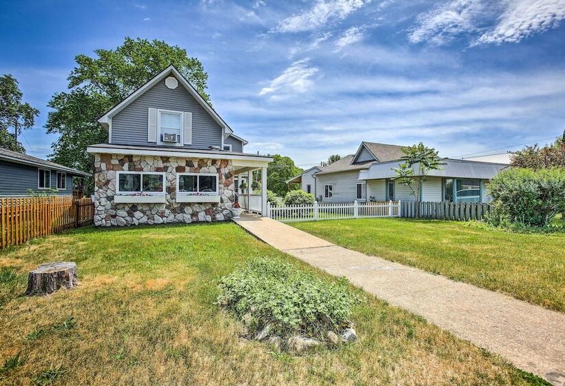 Elegant Stone Cottage: Steps To Crystal Lake Beach