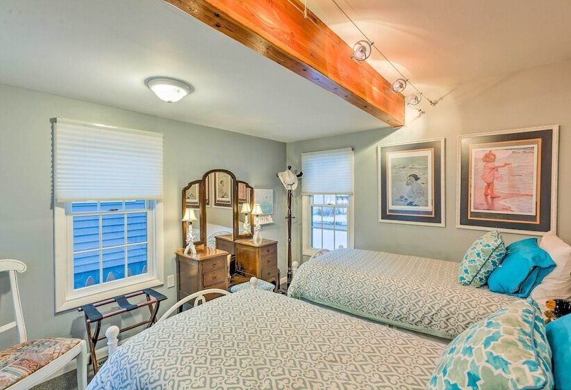 Elegant Stone Cottage: Steps To Crystal Lake Beach