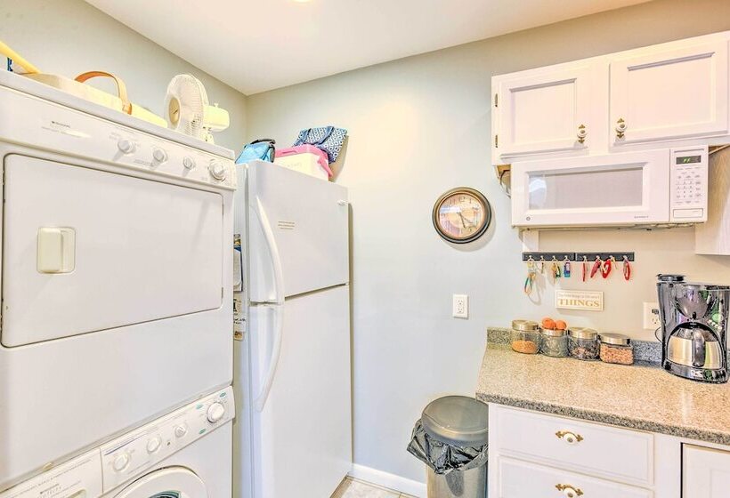 Elegant Stone Cottage: Steps To Crystal Lake Beach