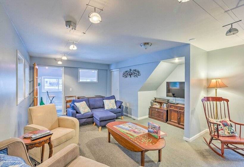 Elegant Stone Cottage: Steps To Crystal Lake Beach