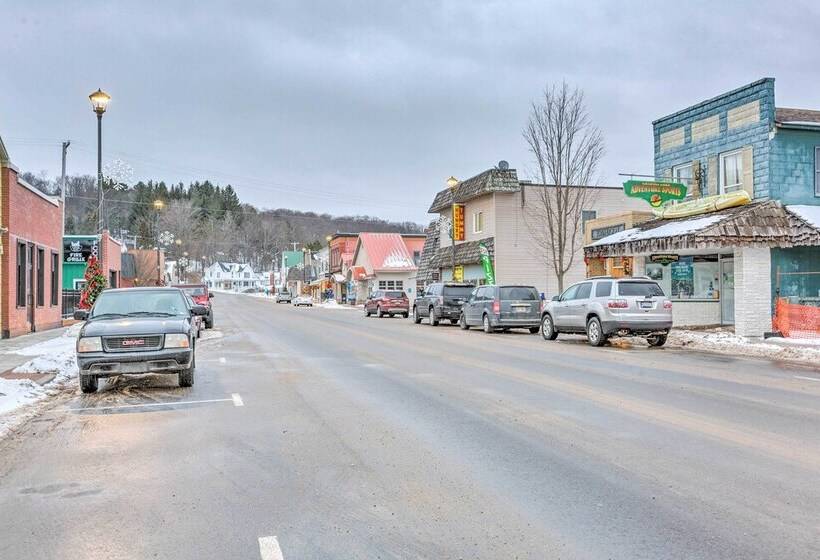 Elegant Stone Cottage: Steps To Crystal Lake Beach