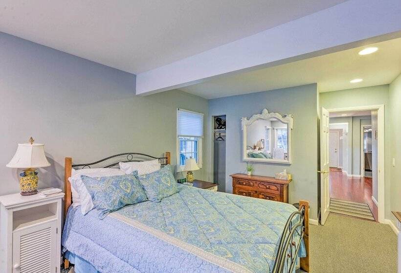 Elegant Stone Cottage: Steps To Crystal Lake Beach