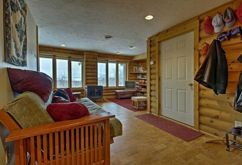 Spacious Gilford Retreat W/ Deck: 2 Mi To Skiing!