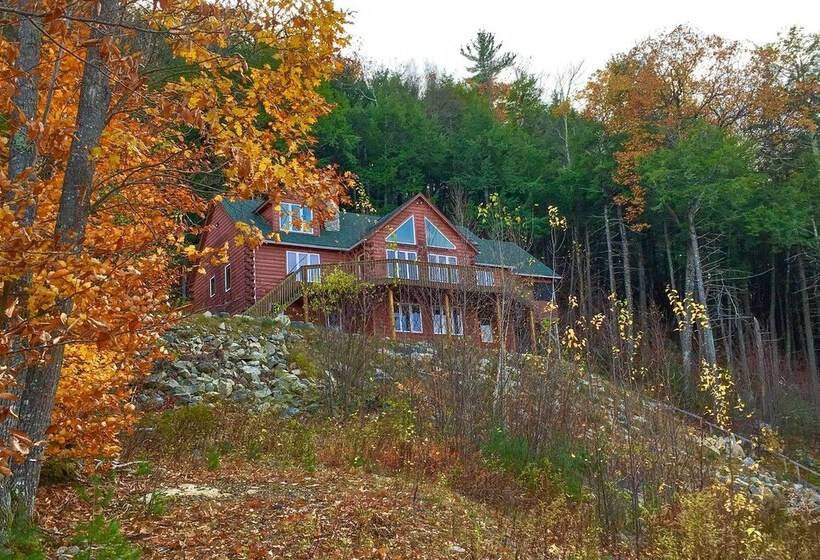 Spacious Gilford Retreat W/ Deck: 2 Mi To Skiing!