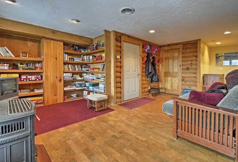 Spacious Gilford Retreat W/ Deck: 2 Mi To Skiing!