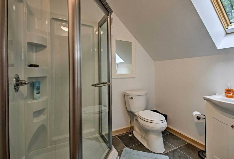 Spacious Gilford Retreat W/ Deck: 2 Mi To Skiing!